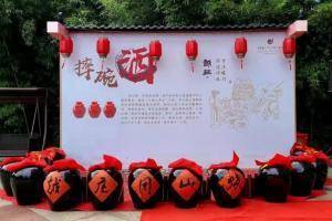 干了这一碗！CBA球员们抵达诸暨酒店后先干一碗酒再上楼