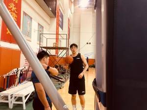 记者晒山东男篮备战图:丁彦雨航单独恢复训练 没啥大问题了