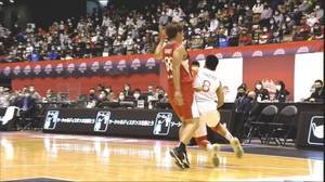 张本天杰阻挡犯规将赵睿撞出场外 赵睿手腕疑似有些受伤
