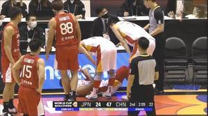 张本天杰阻挡犯规将赵睿撞出场外 赵睿手腕疑似有些受伤