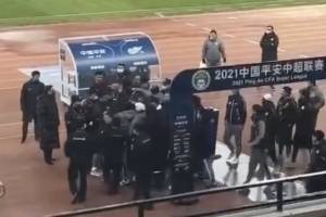 大连人遭足协重罚！杨浩宇停赛12个月，罚款20万；郑龙停赛6场