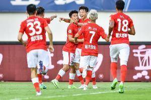 记者：海港并非只盯着泰山队挖人，还对广州队两名后防大将有兴趣