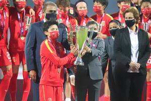 女足夺冠特写：逆转夺冠彰显玫瑰品质，为国争光就该如此践行