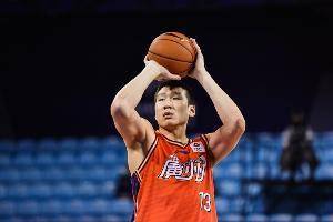李炎哲：自己在努力地打球去帮助球队 但存在问题需要继续改正