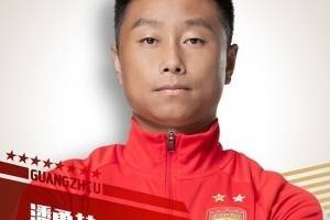 足球报：被重罚的广州队主帅潘勇赫，是首次以主帅身份带职业队