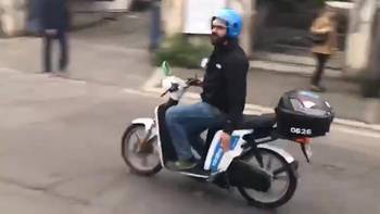 罗马球迷嘲讽狐狸城球迷造成追尾😅
