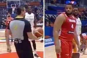 哈哈哈！裁判给罚球球员传球歪了 FIBA文字直播纪录裁判失误🤣