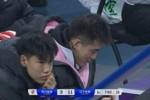 百无聊赖！因伤缺阵至今的郭艾伦 只能穿着棉袄在场边玩手机📱