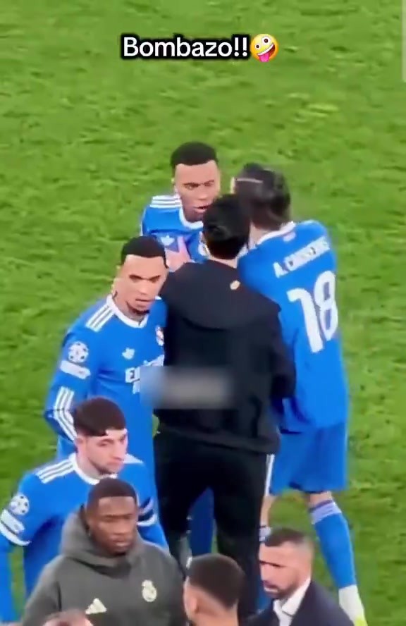 网友恶搞姆巴佩与队友场边激烈&ldquo;争执&rdquo;名场面：你以为你是教练？