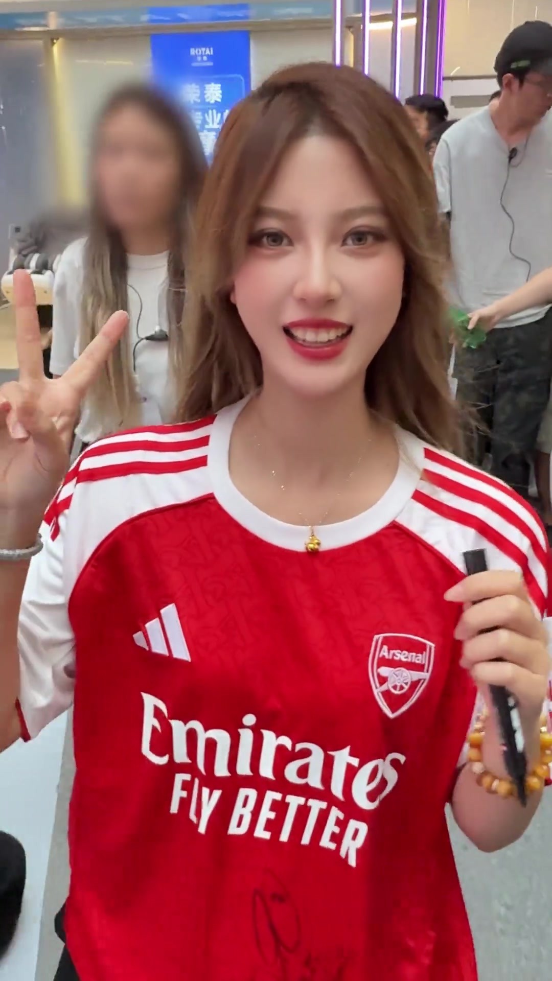 皮雷广州行，阿森纳美女球迷要到亲签球衣